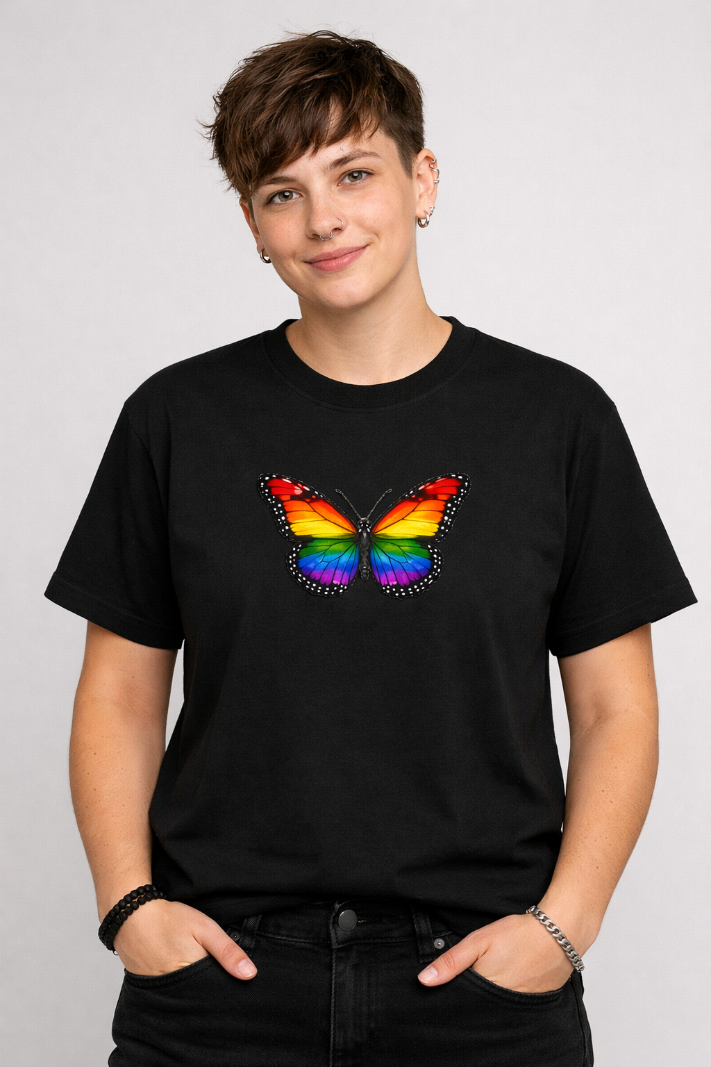 Pride Sommerfugl T-skjorte – Fri, fargerik og stolt
