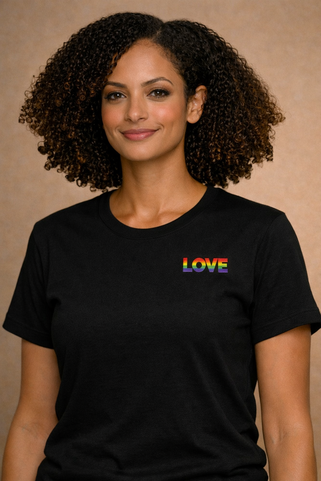 LOVE – Pride T-skjorte med brystlomme-plassering