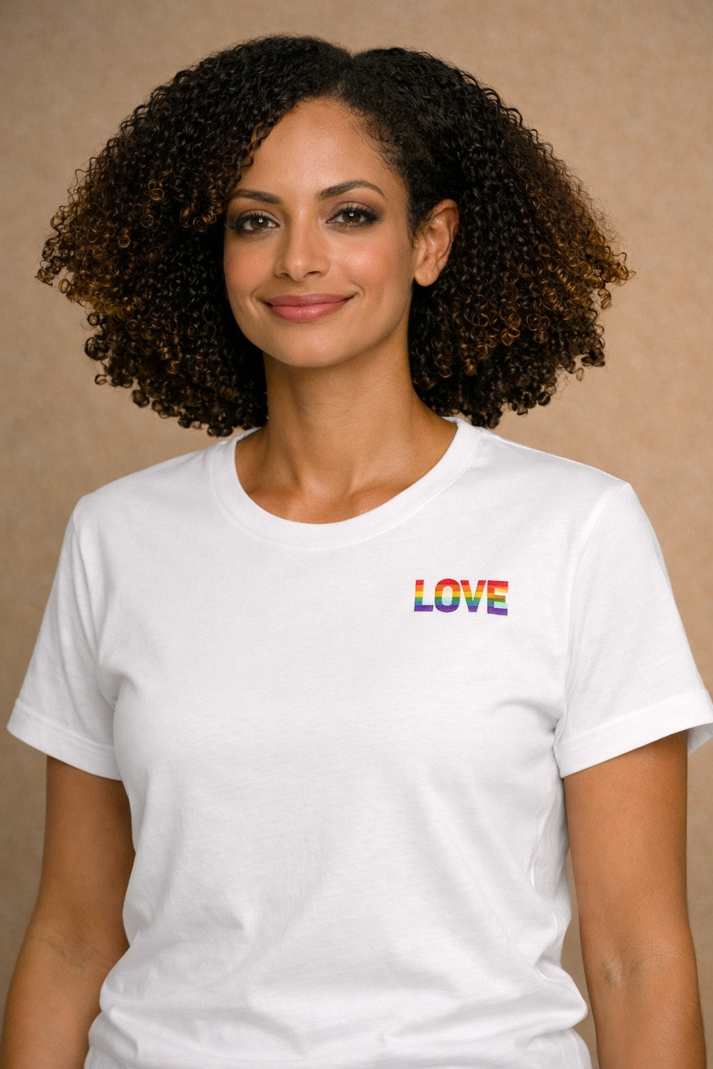 LOVE – Pride T-skjorte med brystlomme-plassering