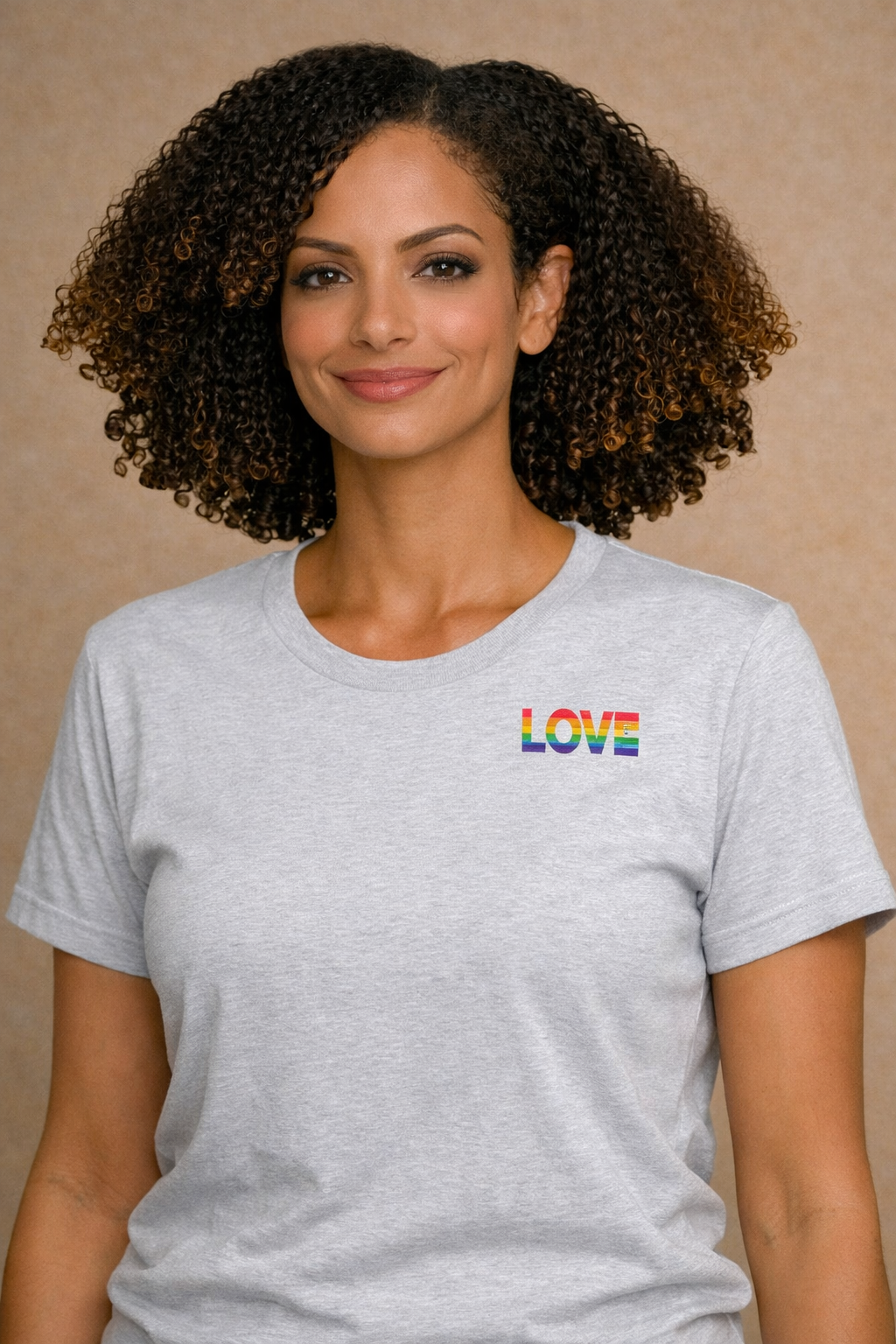 LOVE – Pride T-skjorte med brystlomme-plassering
