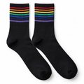 Sorte sokker med Pride-striper