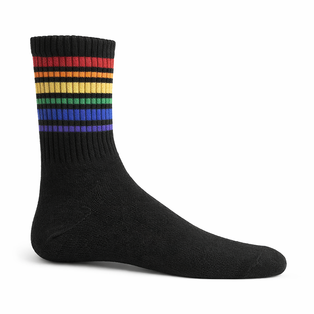 Sorte sokker med tynne Pride-striper