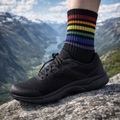 Sorte sokker med tynne Pride-striper